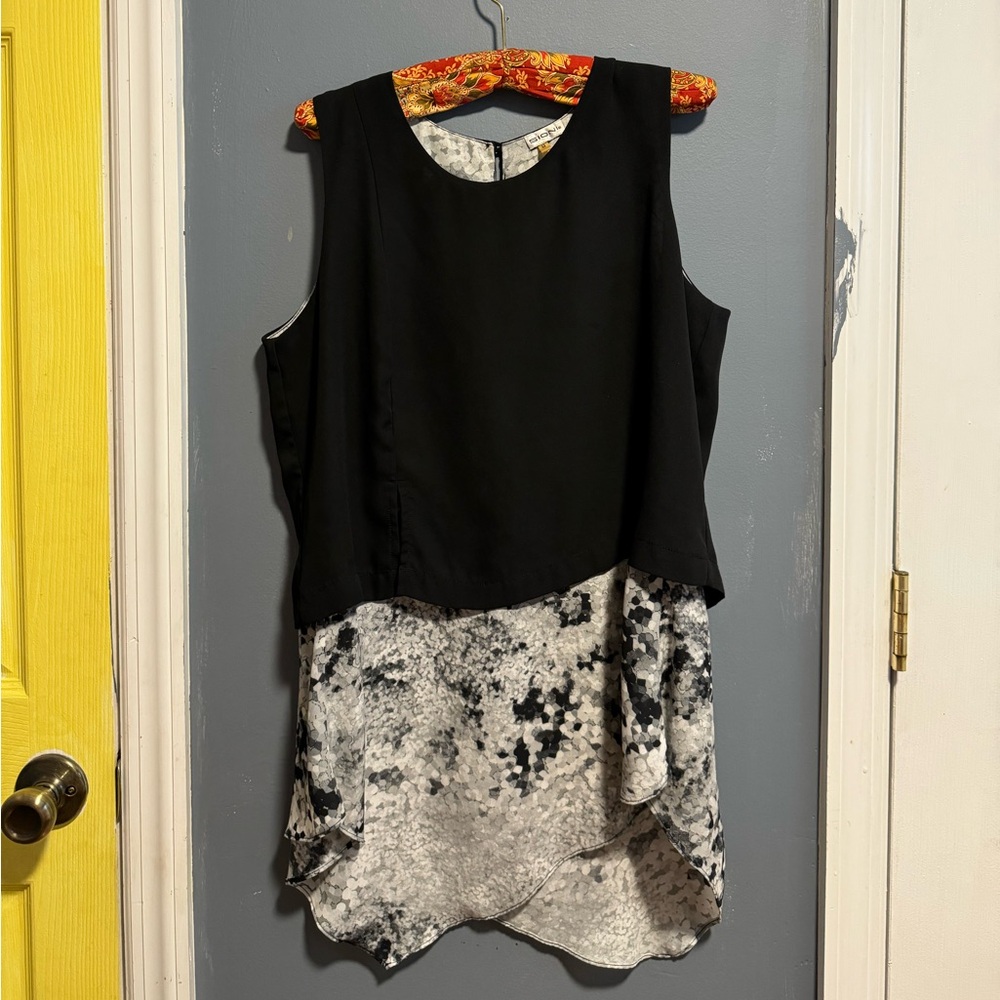 Black and white blouse. Size M. SION. Polyester